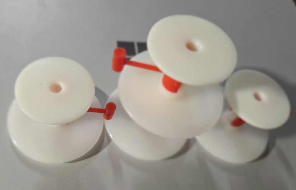 Nút dừa khóa ngắn màu trắng với khóa đỏ